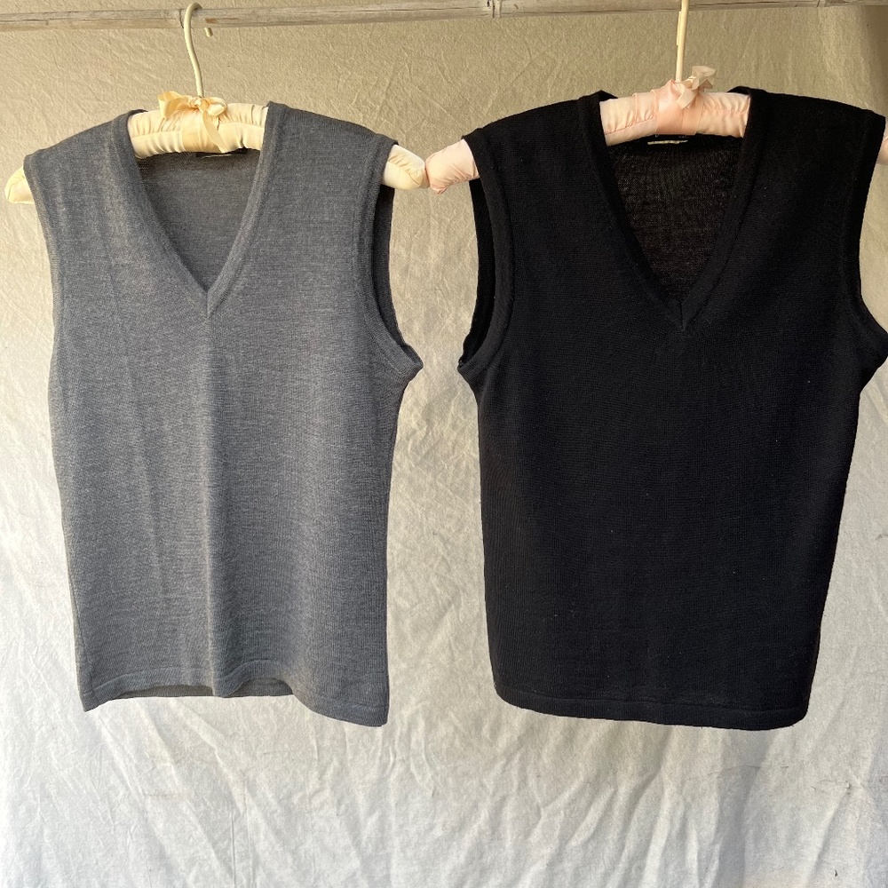 Agnes B V-Neck Sleeveless Sweater Tops